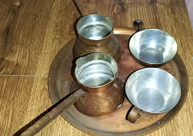 Меден сервиз за турско кафе 2 джезвета и 2 чаши с поднос