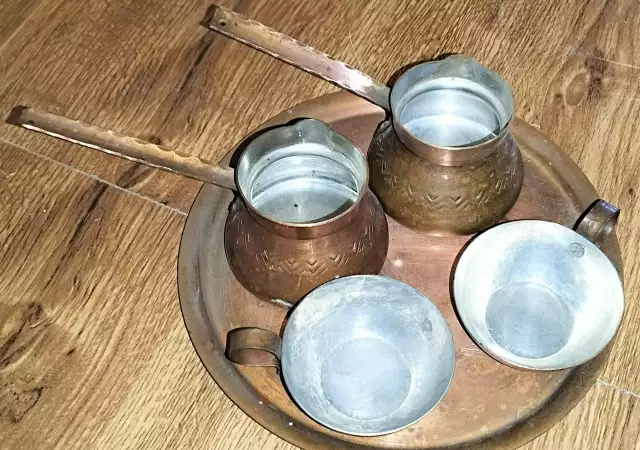 8. Снимка на Меден сервиз за турско кафе 2 джезвета и 2 чаши с поднос