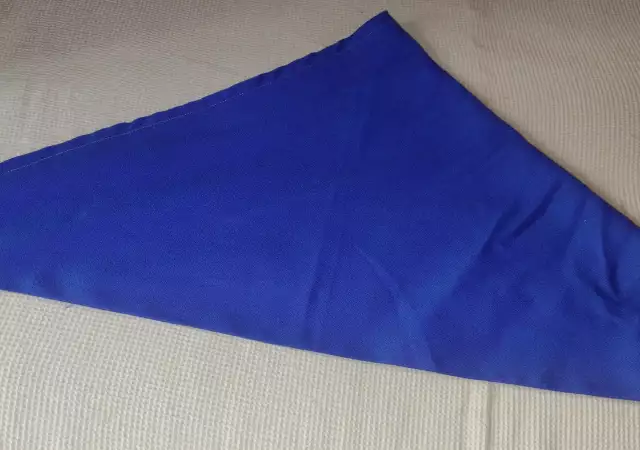 Триъгълен шал в кралско синьо