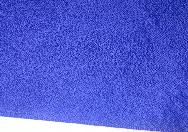 2. Снимка на Триъгълен шал в кралско синьо