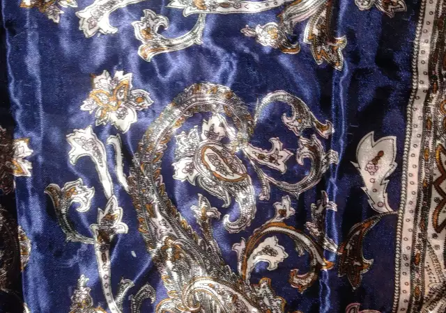 2. Снимка на Луксозен копринен шал