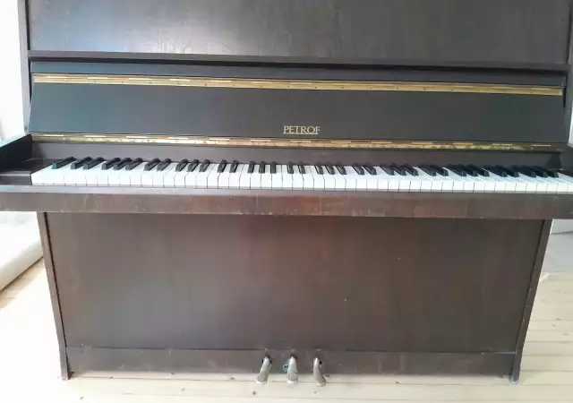 Много запазено и малко използвано пиано Петроф 