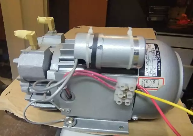 4. Снимка на Вакуумна помпа 220V монофазна vacutronics vacuum pump DV