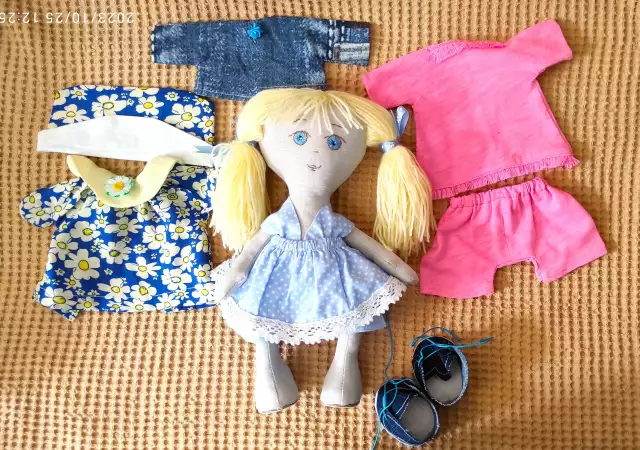 1. Снимка на Кукла с дрехи. Ръчна изработка.