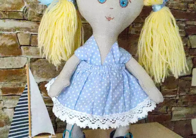 2. Снимка на Кукла с дрехи. Ръчна изработка.