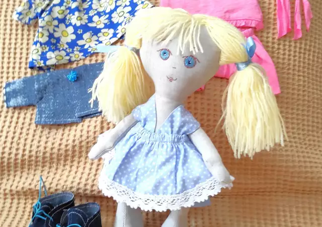 3. Снимка на Кукла с дрехи. Ръчна изработка.