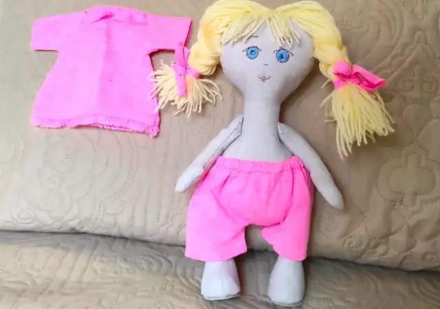 4. Снимка на Кукла с дрехи. Ръчна изработка.