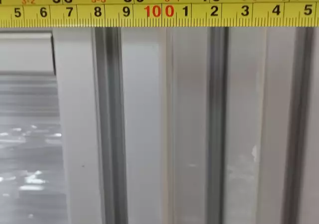 3. Снимка на Алуминиева преграда с рафтове паравани между бюра 100 168с