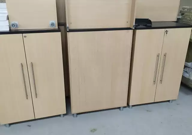 Офис шкф - гардеробче с две врати и рафтове 80 45 123см