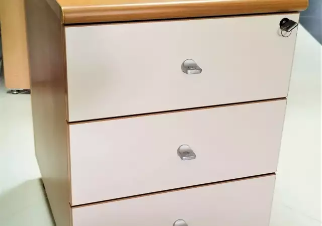 1. Снимка на Офис шкаф с три чекмеджета на колела - контейнер за бюро