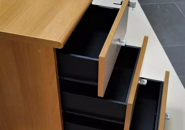 2. Снимка на Офис шкаф с три чекмеджета на колела - контейнер за бюро