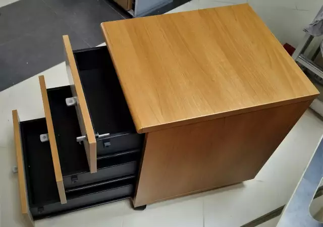 4. Снимка на Офис шкаф с три чекмеджета на колела - контейнер за бюро