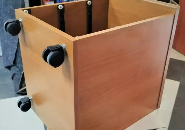 10. Снимка на Офис шкаф с три чекмеджета на колела - контейнер за бюро