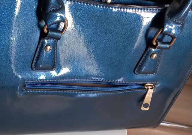 1. Снимка на Дамска синя , лачена чанта , с две отделения