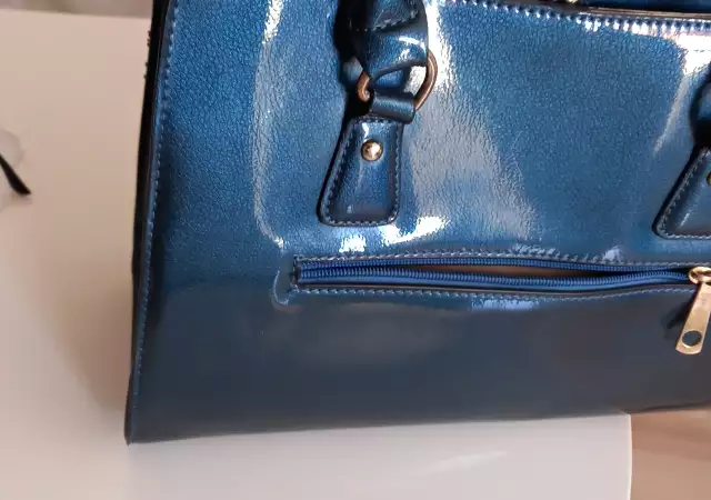 2. Снимка на Дамска синя , лачена чанта , с две отделения