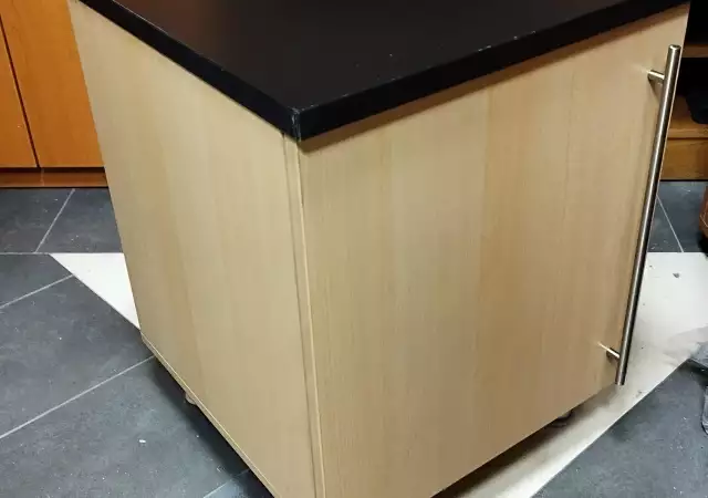 Шкаф с вратичка и рафт цвят бук с черен плот 50 50 65см