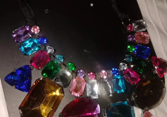 Огърлица с цветни кристали