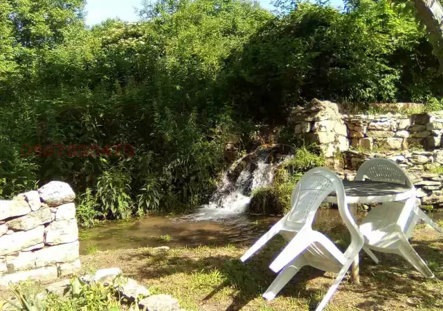 1. Снимка на Къща с водопад в село Крушуна