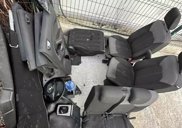 2. Снимка на Ford EcoSport 2016г салон - седалки и кори