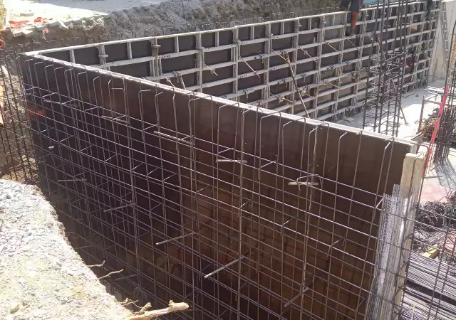 1. Снимка на Професионална строителна бригада - кофраж, арматура и бетон.
