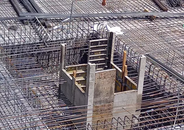 7. Снимка на Професионална строителна бригада - кофраж, арматура и бетон.