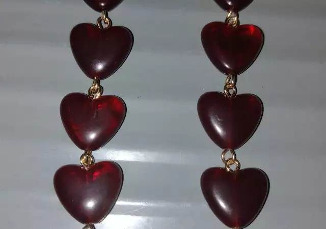 1. Снимка на Асиметрични обеци Червени сърца