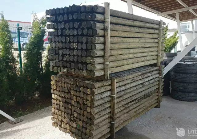Импрегнирани дървени колове на склад