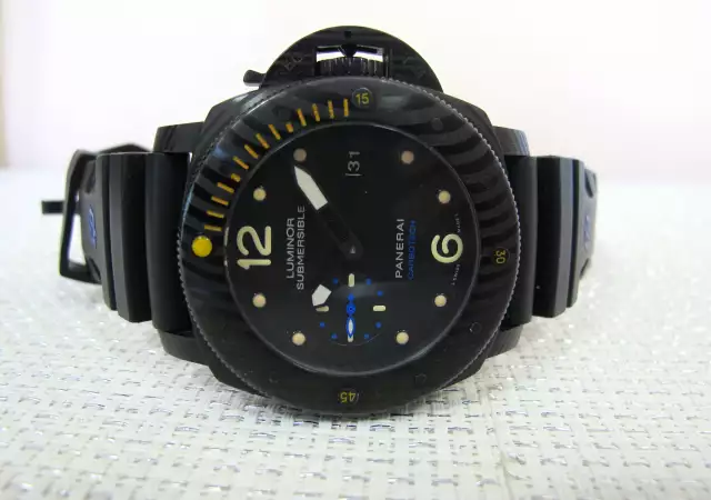 4. Снимка на Panerai Submersible Carbotech – Масивен 47 mm часовник авто