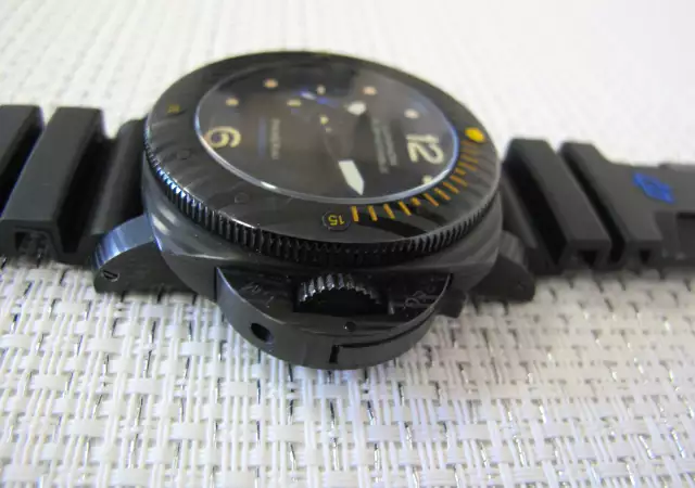 6. Снимка на Panerai Submersible Carbotech – Масивен 47 mm часовник авто