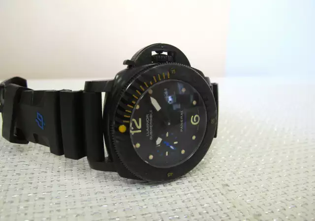 9. Снимка на Panerai Submersible Carbotech – Масивен 47 mm часовник авто