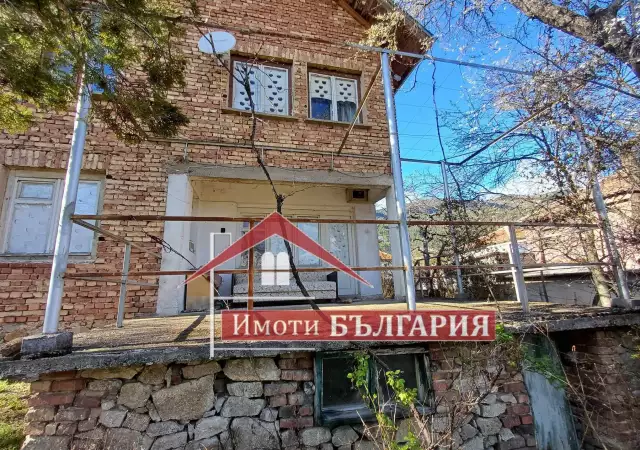 2. Снимка на Къща на два етажа в гр.Клисура, общ.Карлово