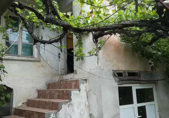 Продава се дворно място с къща в село Паничерево, собственик