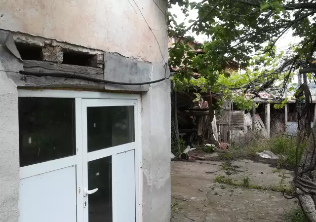 Продава се дворно място с къща в село Паничерево, собственик