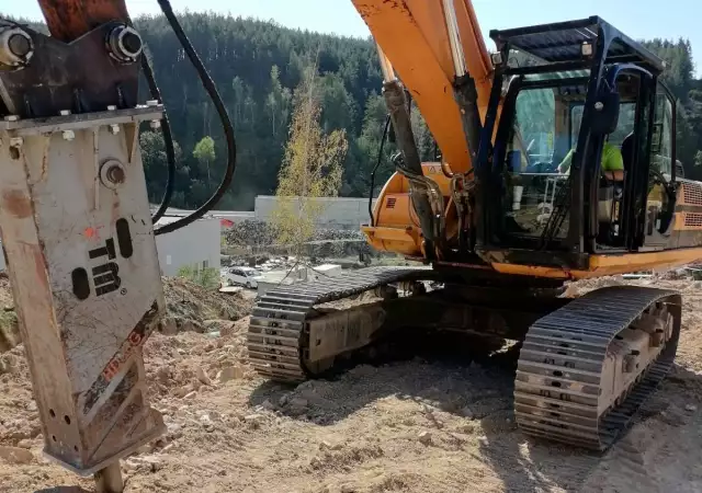 Услуги с верижен багер JCB JS 330 HRD