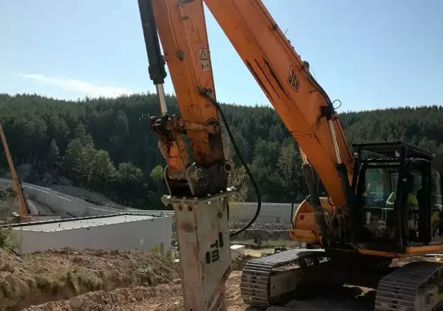 Услуги с верижен багер JCB JS 330 HRD