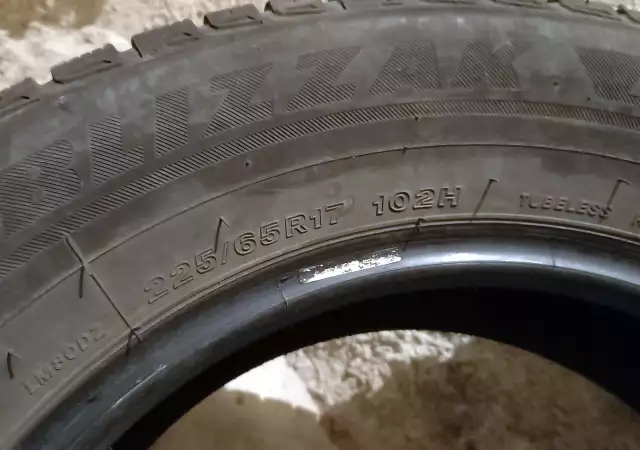 Продавам 4бр. зимни гуми BRIDGESTONE BLIZZAK LM80 Evo 225 65