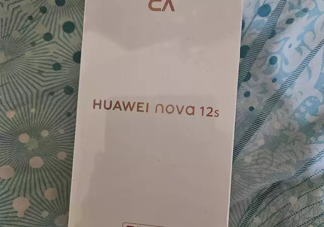 Продавам Huawei nova 12s - нов