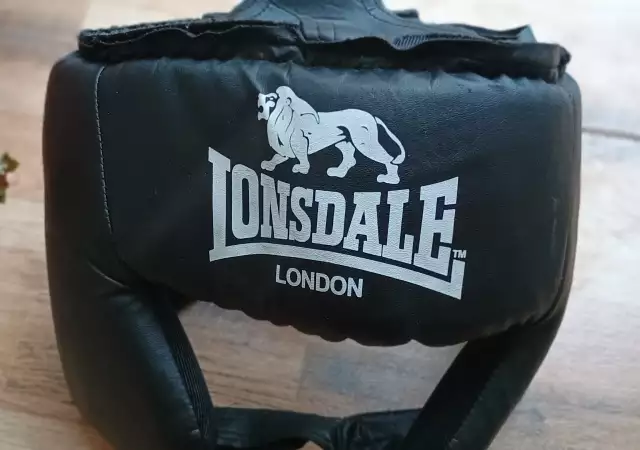 каска за бокс марка lonsdale - размер: 60 - 62cm;