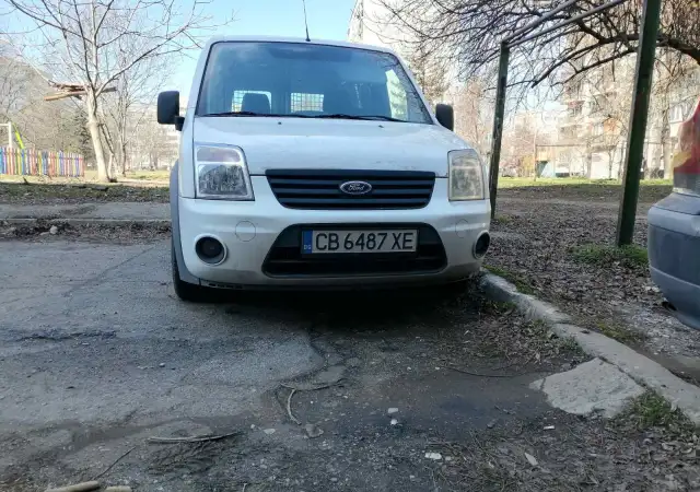 Продавам Ford Connect 2010 година с климатик навигация и контрол на стабилността