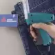 . Снимка на Текстилни пистолети за прикачване на етикети към дрехите