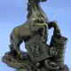 . Снимка на Фън Шуй – богато декорирана фигура от полирезин на кон стъпи