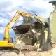 . Снимка на Разрушаване на сгради със строителни машини