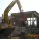. Снимка на Разрушаване на сгради със строителни машини