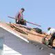 . Снимка на ремонт на покриви nai niski zeni