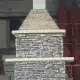 . Снимка на Градинско барбекю и градинска чешма от бетон
