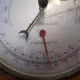 . Снимка на Стар английски барометър, термометър и влагомер в корпус от