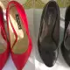. Снимка на обувки на ток черни и червени