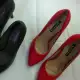 . Снимка на обувки на ток черни и червени