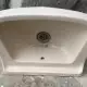 . Снимка на малка мивка за баня или тоалетна
