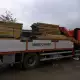 . Снимка на Транспортни услуги с камион с кран Полезен товар на камиона